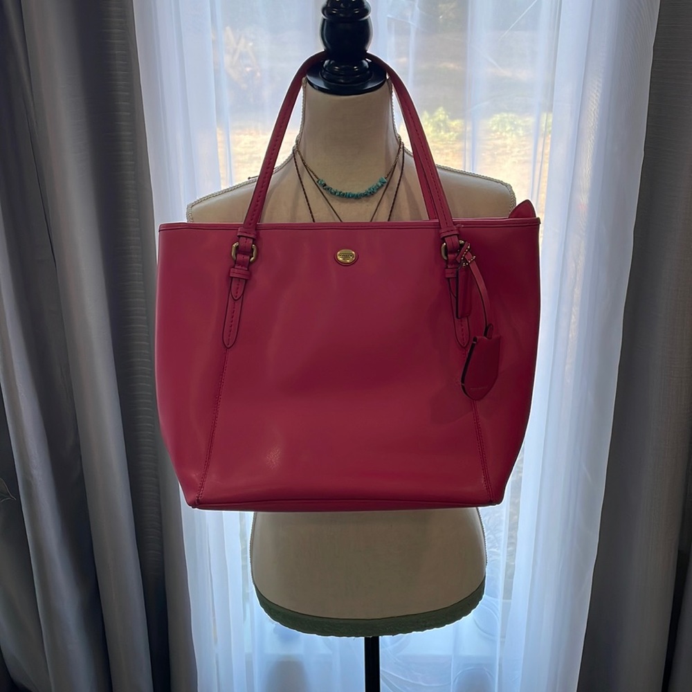 Peyton coach tote. Previous Posh purchase. Used but still in good condition.